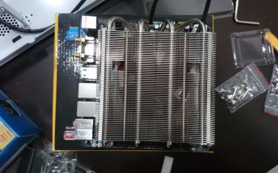 Η ψύκτρα της CPU καλύπτει σχεδόν ολόκληρη τη μητρική πλακέτα