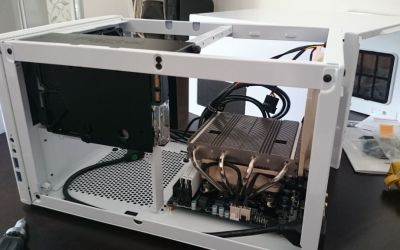 Εγκαταστήστε τη μητρική πλακέτα στο κουτί και αντικαταστήστε τον προεπιλεγμένο ανεμιστήρα πίσω θήκης με τον επιπλέον ανεμιστήρα από την ψύκτρα CPU Noctua.