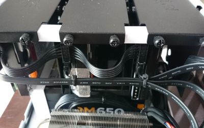 Η διαχείριση των καλωδίων για σκληρούς δίσκους απαιτεί κάποια δημιουργικότητα