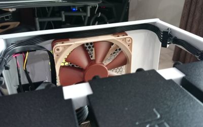 Έτσι τρέχουν τα καλώδια στο πλάι του περιβλήματος